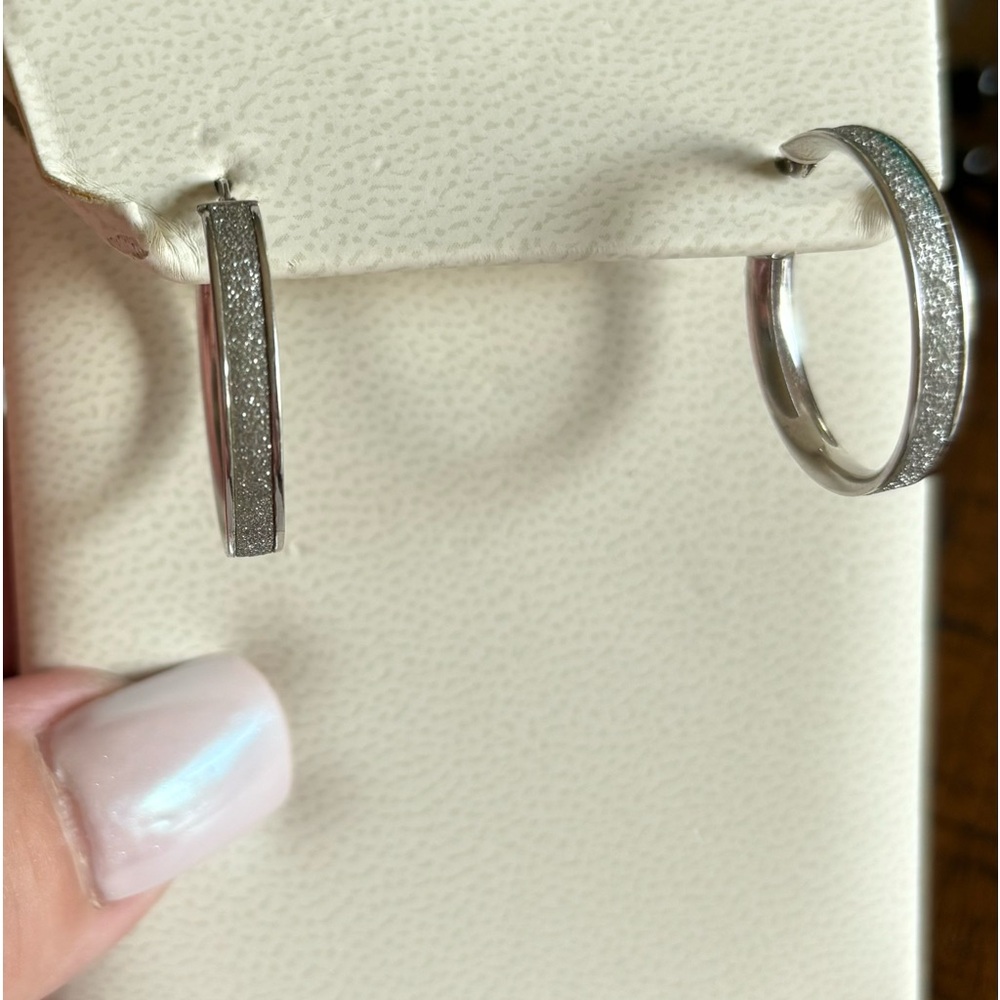 Approximately 1 Inch diameter Sterling silver hoop earring.